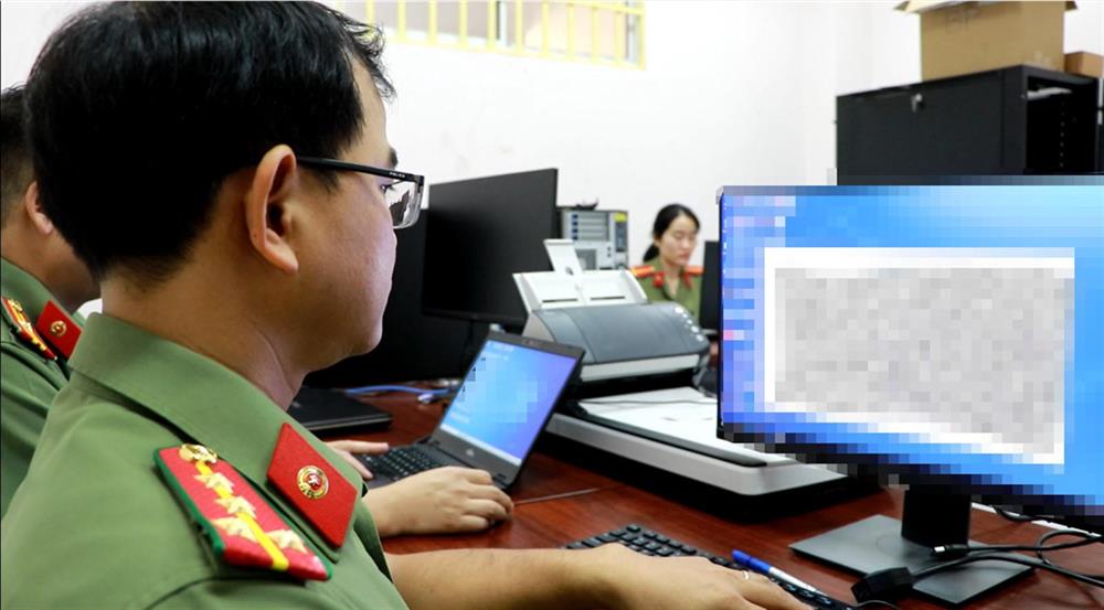 Cán bộ chiến sĩ Phòng An ninh mạng và phòng, chống tội phạm sử dụng công nghệ cao Công an tỉnh đấu tranh phòng chống tội phạm công nghệ cao trên không gian mạng.