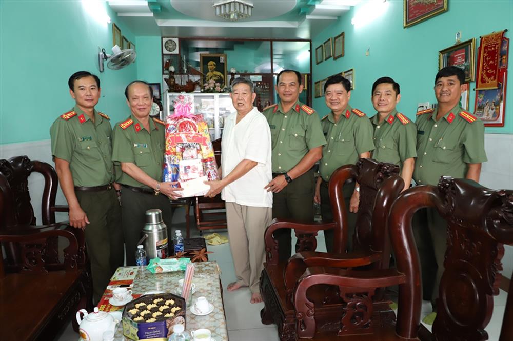 Đoàn công tác Công an tỉnh Sóc Trăng thăm, tặng quà gia đình chính sách.