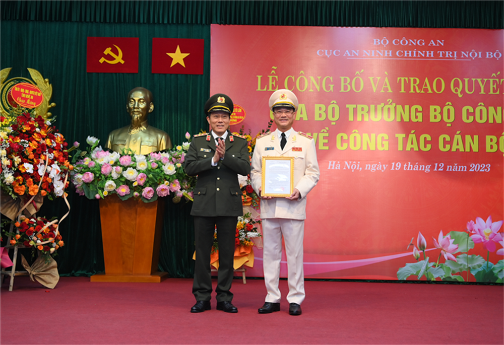 Thứ trưởng Lương Tam Quang trao quyết định của Bộ trưởng Bộ Công an về việc điều động Thiếu tướng Phạm Thế Tùng, Giám đốc Công an tỉnh Nghệ An giữ chức vụ Cục trưởng Cục Cục An ninh chính trị nội bộ.