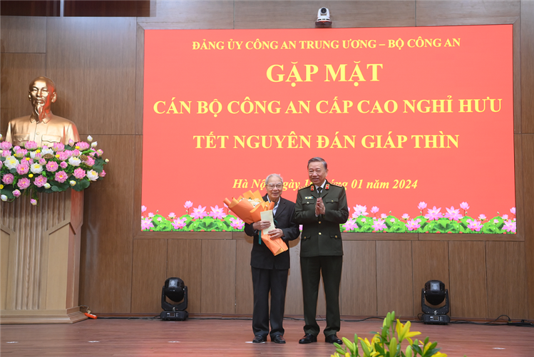 Bộ trưởng Tô Lâm tặng hoa mừng thọ đồng chí Đại tá Phạm Tự Phả, nguyên Cục trưởng Cục Cảnh sát Điều tra tội phạm về ma túy.