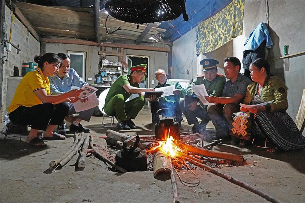 Chính quyền địa phương, lực lượng Công an xã và các thành viên "Tổ tự quản về ANTT trong giáo họ Đồng Hẻo" tuyên truyền pháp luật cho người dân.
