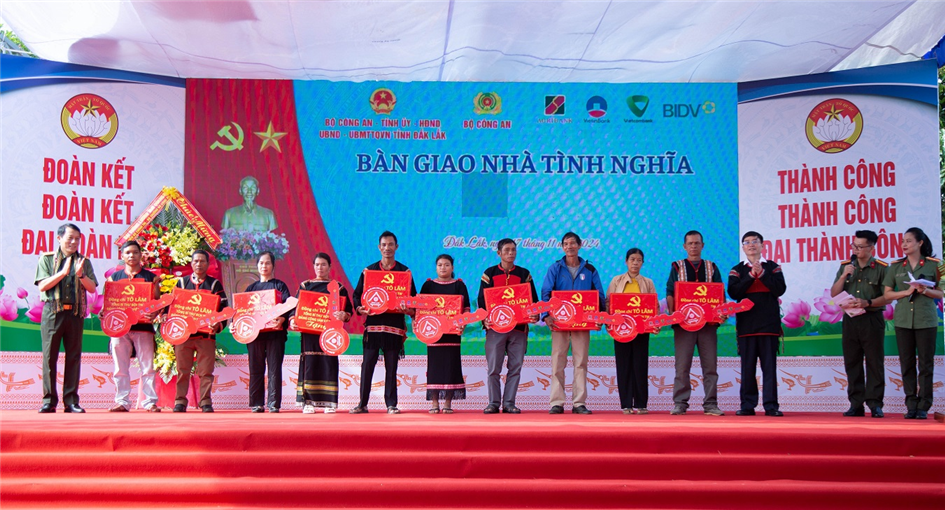 Đại tướng Lương Tam Quang trao tặng quà của đồng chí Tô Lâm, Tổng Bí thư Ban chấp hành Trung ương Đảng và trao chìa khóa tượng trưng cho các gia đình đại diện cho 1.200 hộ dân nghèo được xây tặng.