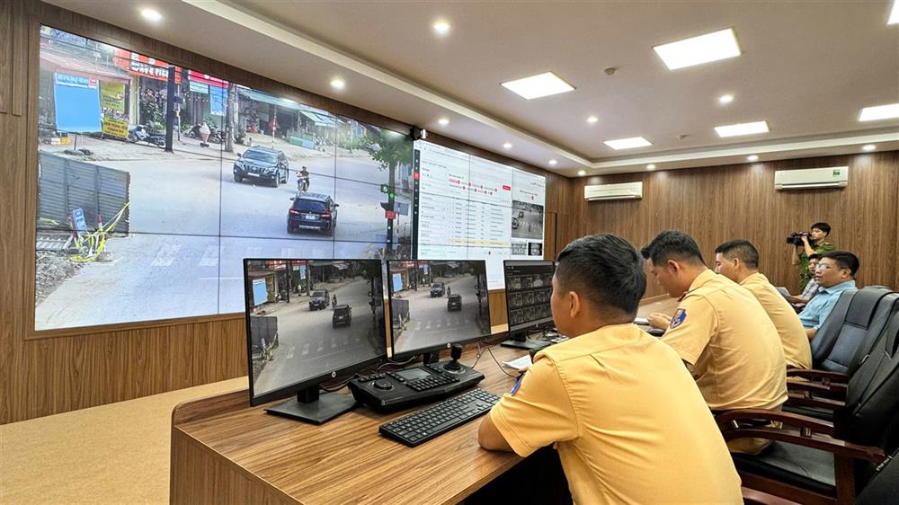 Cán bộ, chiến sĩ Phòng CSGT Công an tỉnh Điện Biên theo dõi tình hình trật tự an toàn giao thông qua hệ thống camera giám sát.