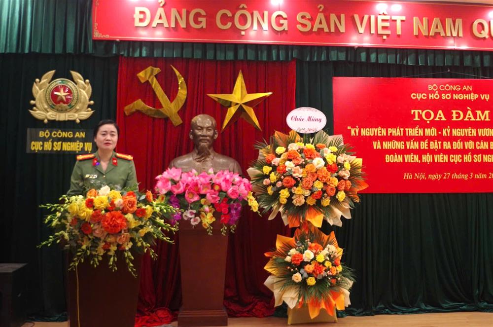 Đại tá Bùi Thị Thanh Liên, Phó Cục trưởng Cục Hồ sơ nghiệp vụ phát biểu tại Tọa đàm.