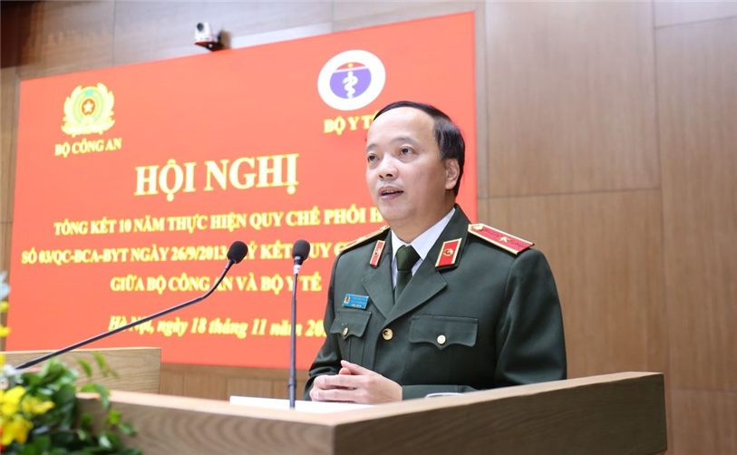 Đồng chí Chánh Văn phòng Bộ trình bày Báo cáo tóm tắt Tổng kết 10 năm triển khai thực hiện Quy chế phối hợp số 03/QC-BCA-BYT, ngày 26/9/2013 giữa Bộ Công an và Bộ Y tế.