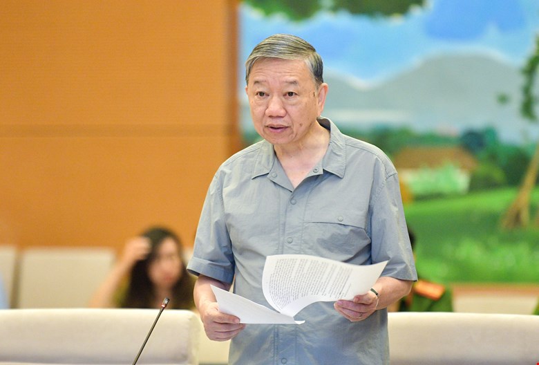Bộ trưởng Tô Lâm trình bày tờ trình tại phiên họp.
