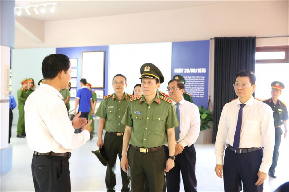 Bộ trưởng Lương Tam Quang và các đại biểu tham quan một số hạng mục, công trình.