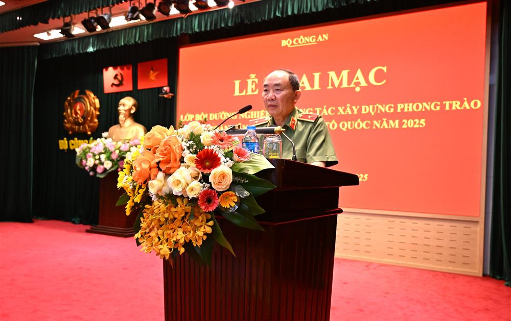 Thiếu tưởng Tráng A Tủa, Cục trưởng Cục XDPT bảo vệ ANTQ phát biểu khai giảng Lớp bồi dưỡng nghiệp vụ.