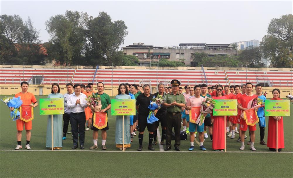 Ban tổ chức tặng hoa và chụp ảnh lưu niệm cùng các đội bóng.