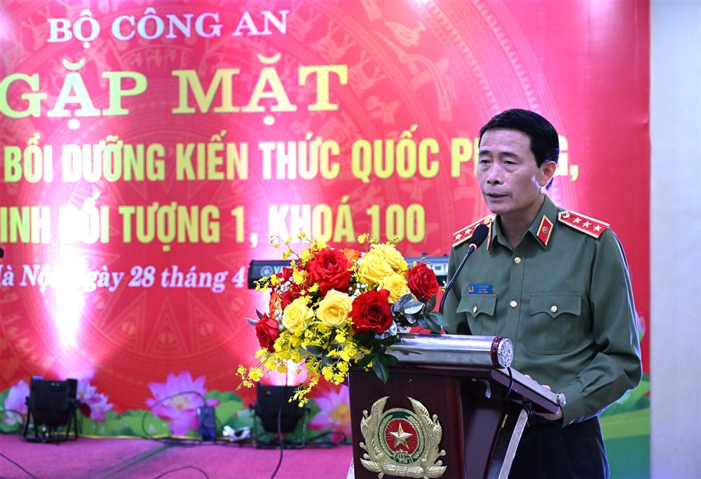 Thứ trưởng Lê Quốc Hùng phát biểu tại buổi gặp mặt.