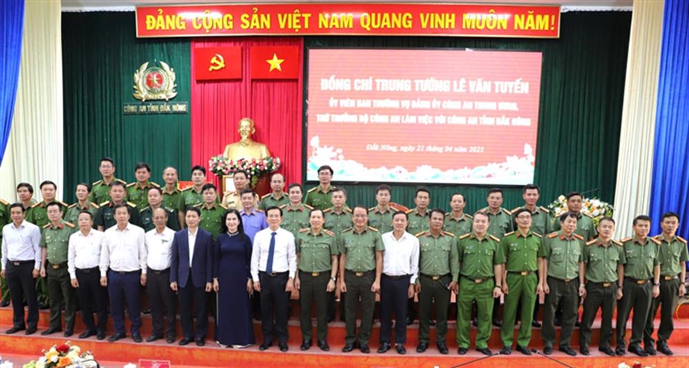 Đồng chí Thứ trưởng Bộ Công an và đồng chí Chủ tịch UBND tỉnh cùng các đại biểu chụp hình lưu niệm với lãnh đạo chủ chốt Công an tỉnh Đắk Nông.