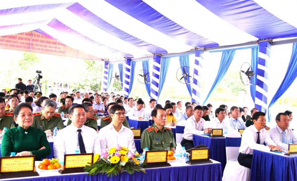 Bộ trưởng Lương Tam Quang và các đại biểu tham dự buổi lễ.