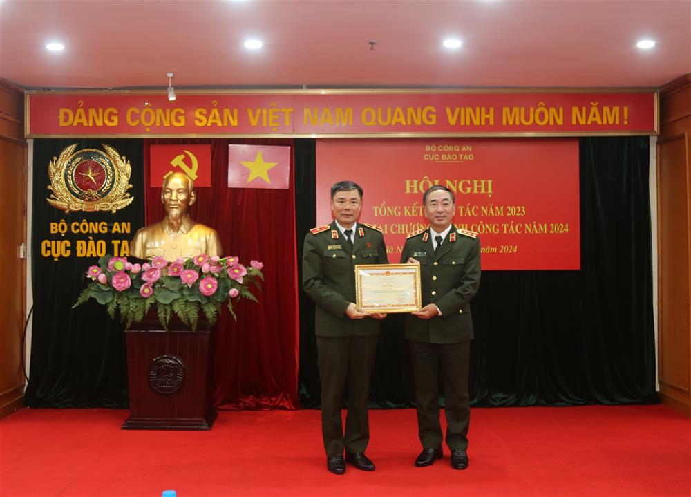 Thứ trưởng Trần Quốc Tỏ trao Bằng khen của Bộ trưởng Bộ Công an cho tập thể Cục Đào tạo về thành tích trong phong trào thi đua “Vì an ninh Tổ quốc” năm 2023.
