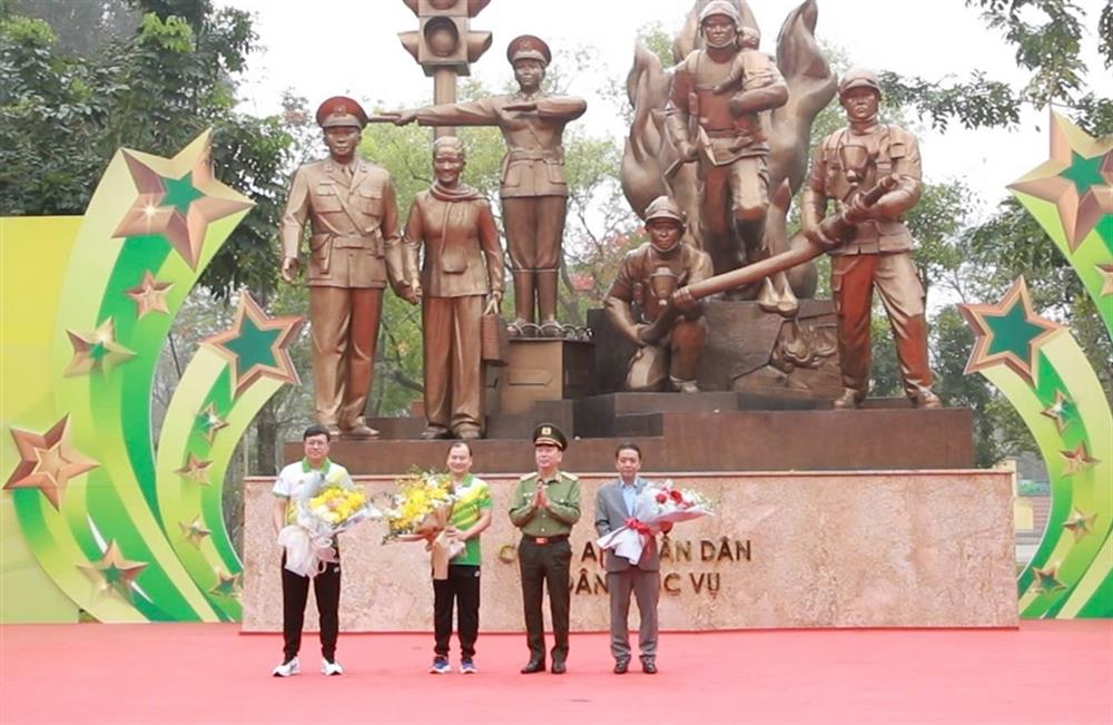 Thứ trưởng Trần Quốc Tỏ tặng hoa lãnh đạo Bộ Văn hóa, Thể thao và Du lịch; Cục Thể dục thể thao.