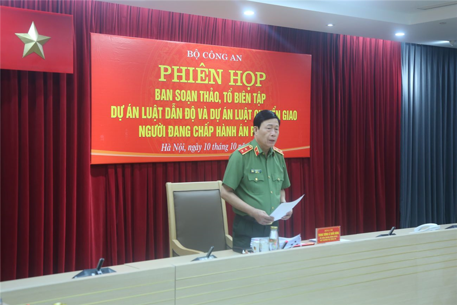 Thứ trưởng Lê Quốc Hùng phát biểu khai mạc phiên họp.