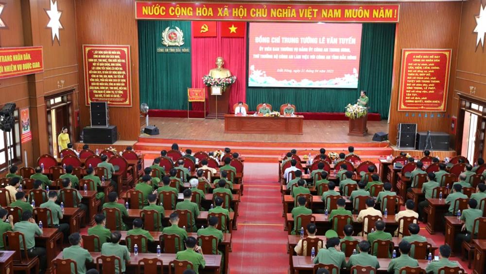 Toàn cảnh buổi làm việc.