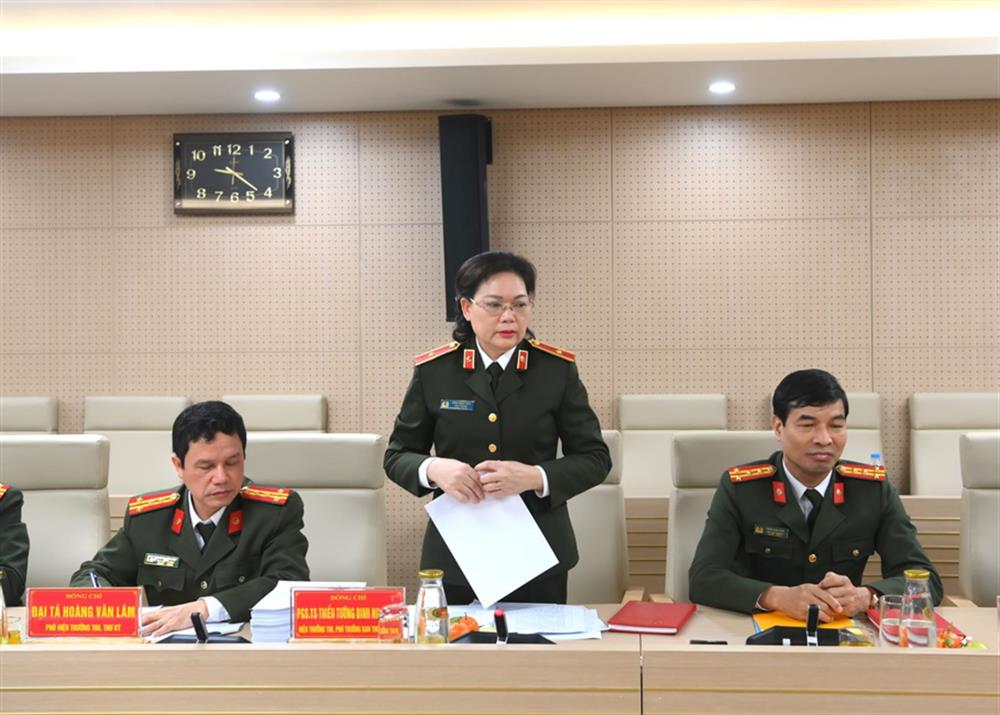 PGS.TS Đinh Ngọc Hoa, Hiệu trưởng Trường Cao đẳng An ninh nhân dân I, Phó trưởng Ban Thường trực Ban Chỉ đạo, Trưởng Ban Biên tập Cuốn sách báo cáo kết quả biên tập nội dung cuốn sách.