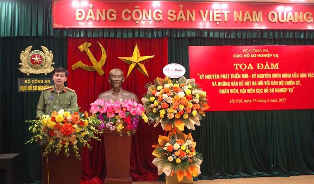 Các đại biểu trình bày tham luận tại Tọa đàm.