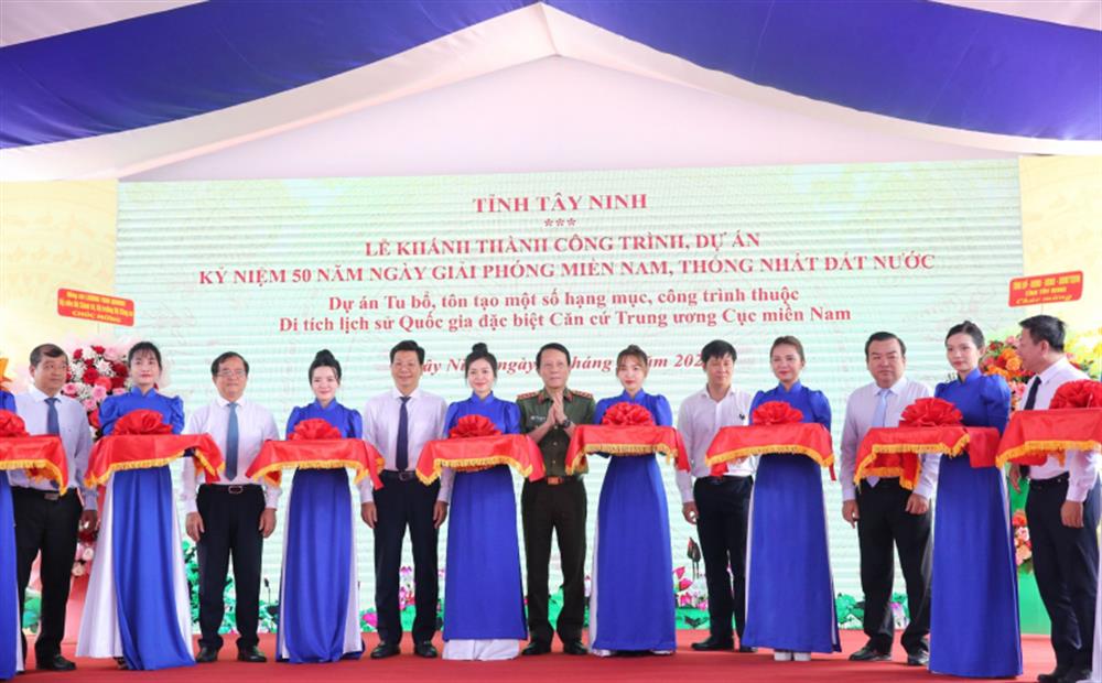 Bộ trưởng Lương Tam Quang và các đại biểu cắt băng khánh thành công trình dự án.