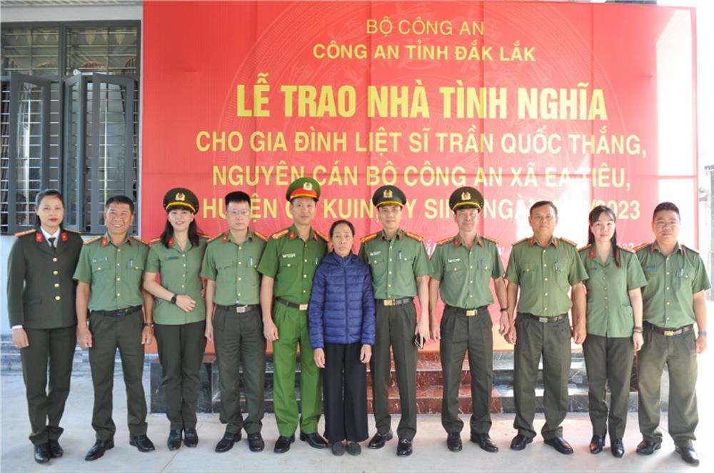 Cán bộ, chiến sĩ Công an tỉnh Đắk Lắk cùng mẹ của Liệt sỹ Trần Quốc Thắng.