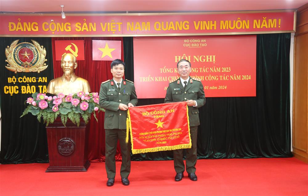 Thứ trưởng Trần Quốc Tỏ trao cờ thi đua của Bộ Công an cho tập thể Phòng Quản lý nội dung, phương pháp đào tạo về thành tích xuất sắc, dẫn đầu trong phong trào thi đua “Vì an ninh Tổ quốc” năm 2023.
