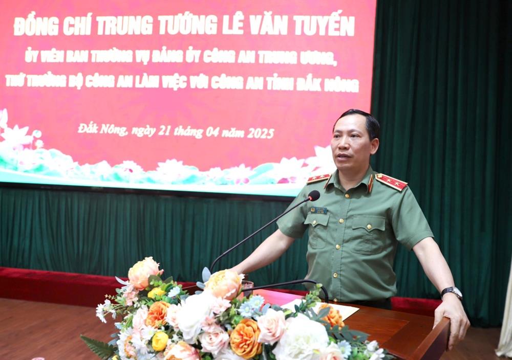 Trung tướng Lê Văn Tuyến, Thứ trưởng Bộ Công an phát biểu chỉ đạo tại buổi làm việc.