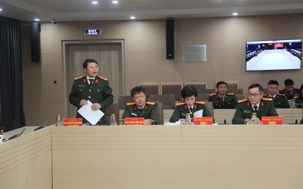 Đồng chí Đại tá Nguyễn Thanh Bình, Phó Cục trưởng Cục Xây dựng phong trào bảo vệ ANTQ điều hành Thảo luận tại Hội nghị.
