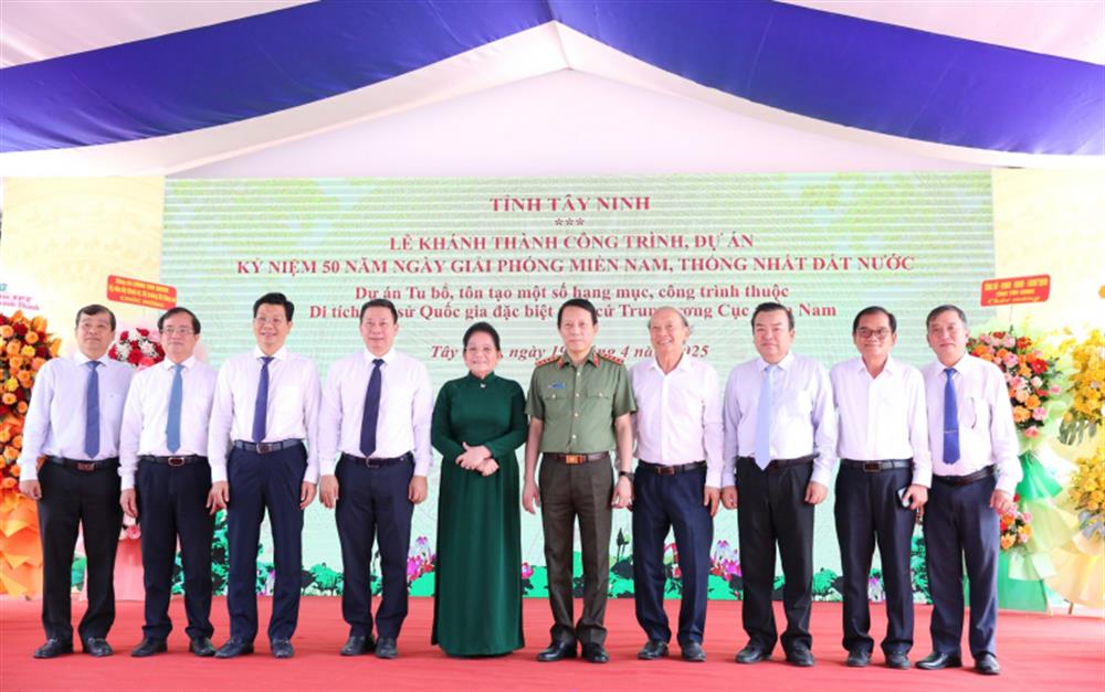 Bộ trưởng Lương Tam Quang và các đại biểu chụp ảnh lưu niệm.