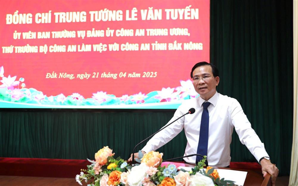 Phó Bí thư Tỉnh ủy, Chủ tịch UBND tỉnh Đắk Nông Hồ Văn Mười phát biểu tại buổi làm việc.