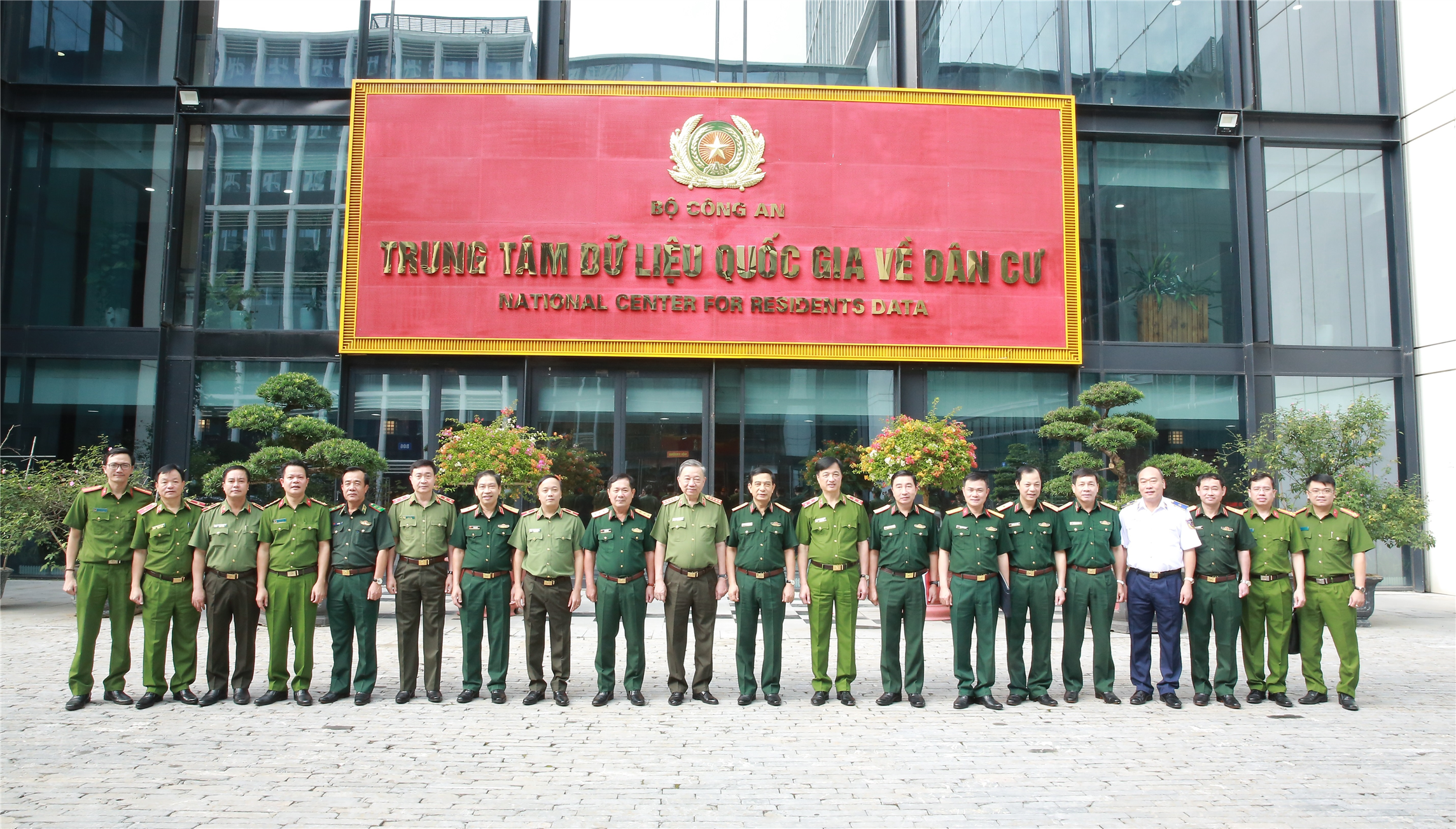 Các đại biểu thăm quan và chụp ảnh tại buổi Lễ ký kết.