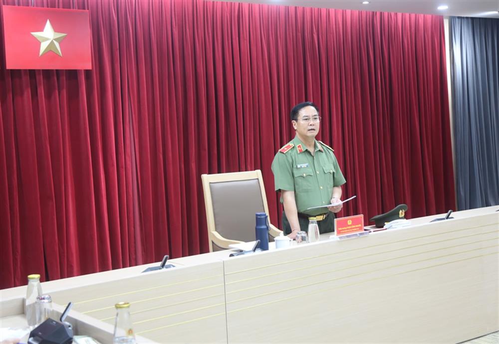 Thiếu tướng Phạm Công Nguyên, Cục trưởng Cục Pháp chế và cải cách hành chính tư pháp phát biểu tại Hội nghị.