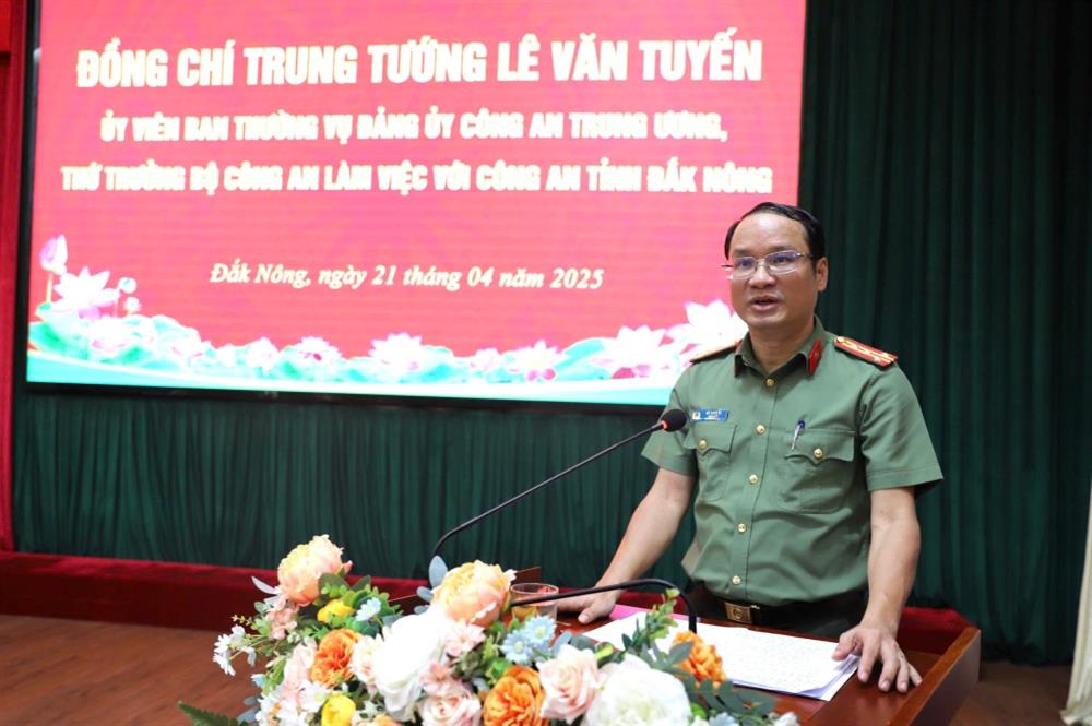 Đại tá Hồ Song Ân, Giám đốc Công an tỉnh Đắk Nông báo cáo về tình hình, kết quả nổi bật trên các mặt công tác.
