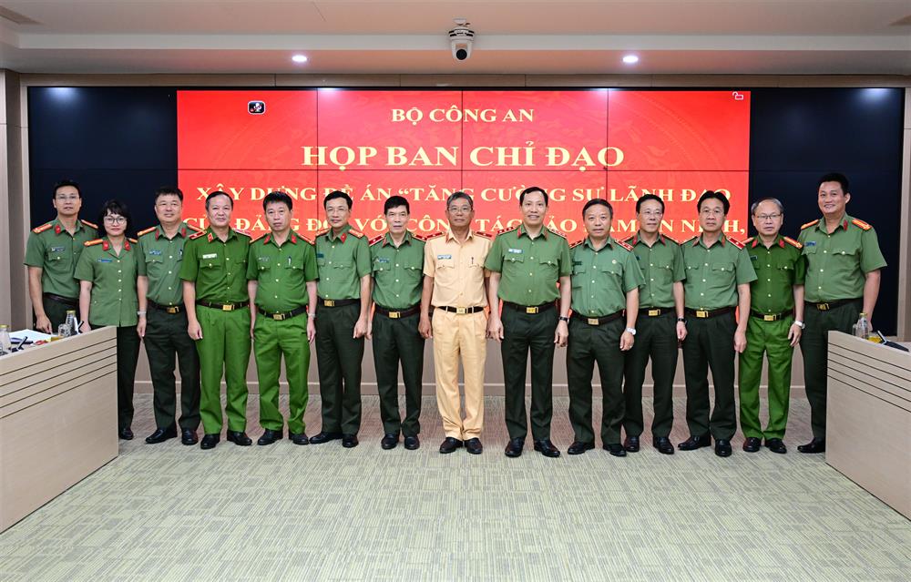 Thứ trưởng Lê Văn Tuyến và đại diện các thành viên Ban Chỉ đạo xây dựng Đề án chụp ảnh lưu niệm.