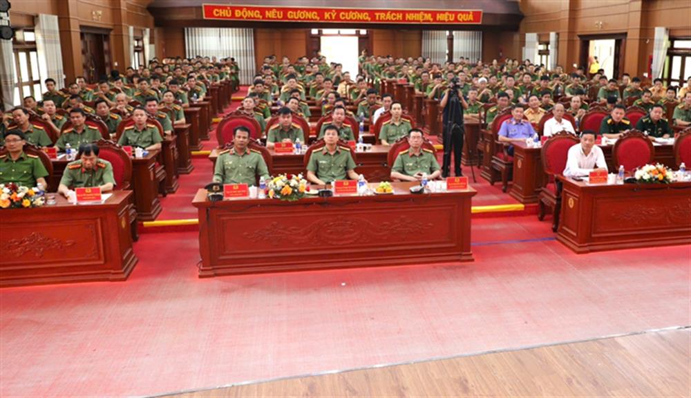 Các đại biểu tham dự buổi làm việc.