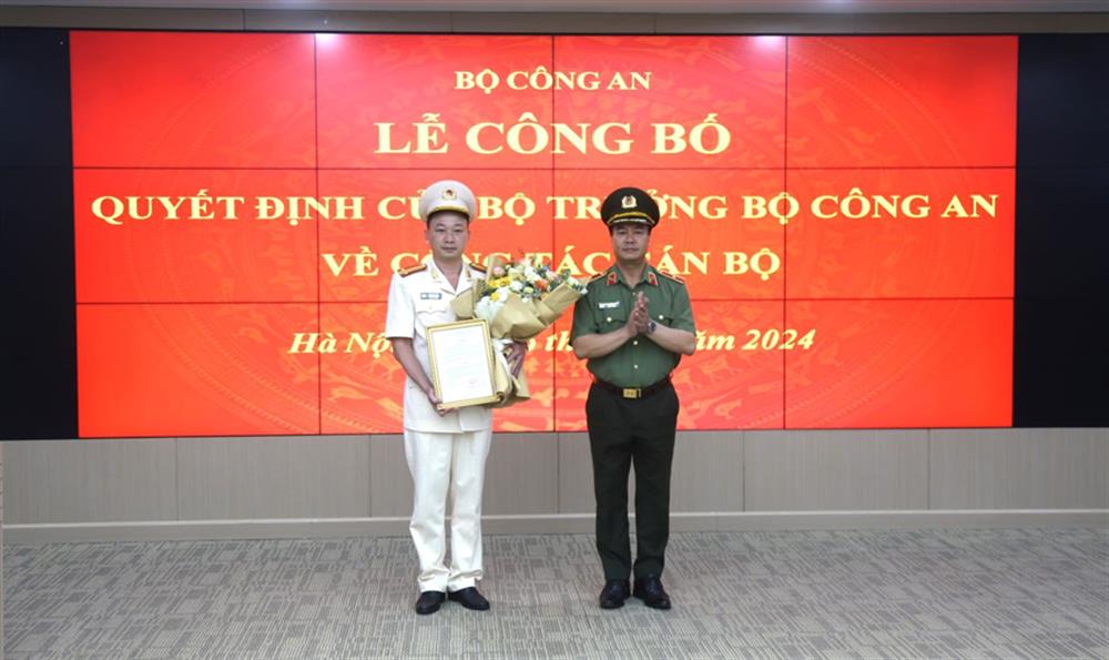 Thiếu tướng Phạm Công Nguyên, Bí thư Đảng ủy, Cục trưởng Cục Pháp chế và cải cách hành chính tư pháp trao Quyết định của Bộ trưởng Bộ Công an về bổ nhiệm đồng chí Trung tá Đào Anh Tới giữ chức vụ Phó Cục trưởng Cục trưởng Cục Pháp chế và cải cách hành chính tư pháp.
