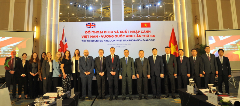 Thứ trưởng Phạm Thế Tùng và ngài Simon Ridley cùng các đại biểu dự Đối thoại Di cư và Xuất nhập cảnh Việt Nam - Vương Quốc Anh lần thứ 3.