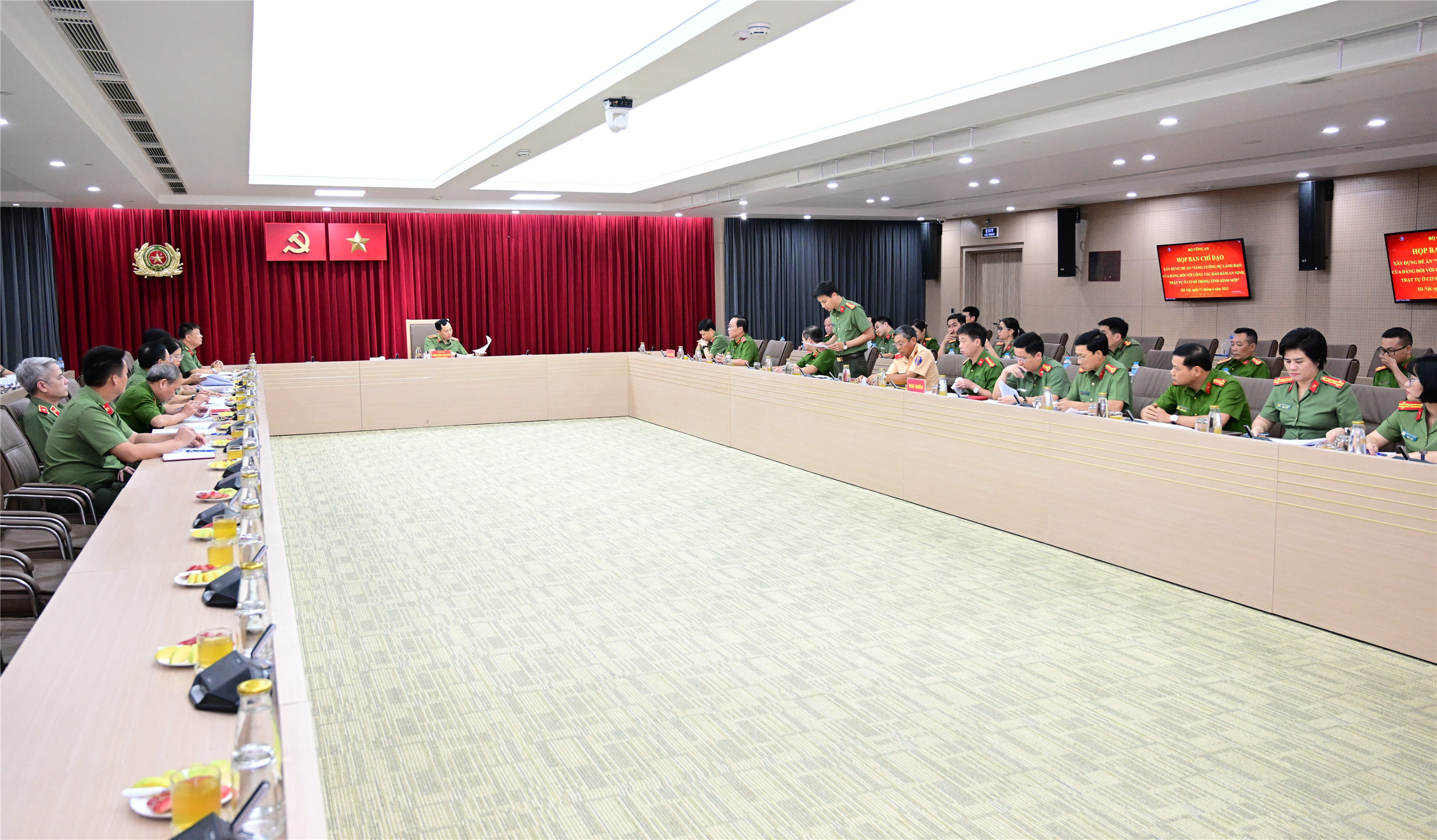 Toàn cảnh cuộc họp Ban Chỉ đạo xây dựng Đề án “Tăng cường sự lãnh đạo của Đảng đối với công tác bảo đảm an ninh, trật tự ở cơ sở trong tình hình mới”.