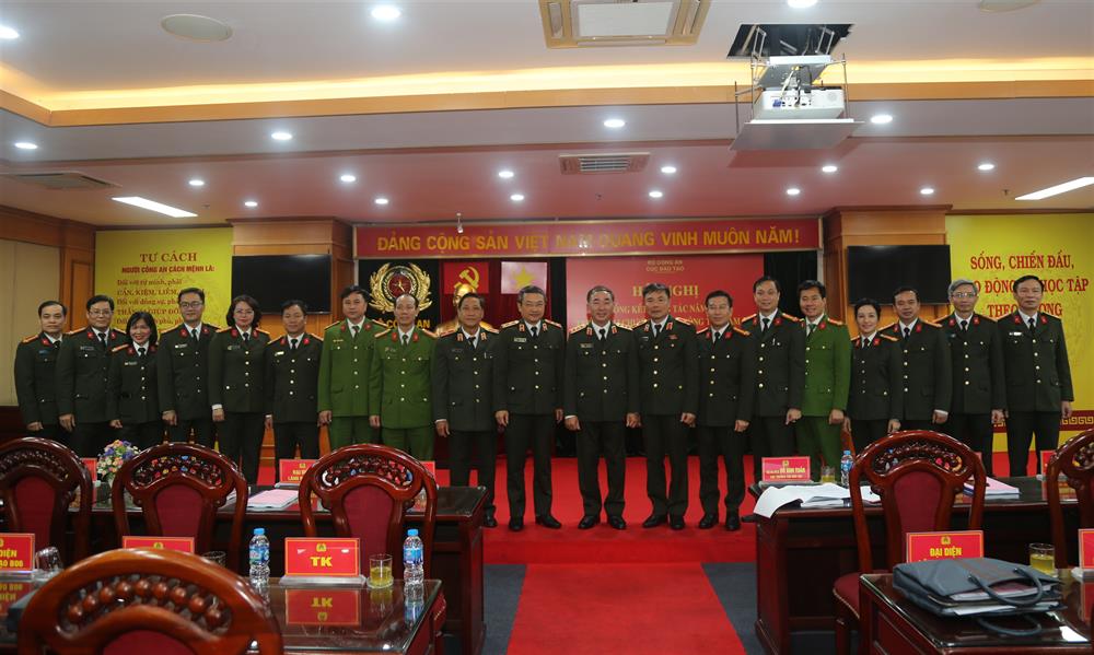 Thứ trưởng Trần Quốc Tỏ cùng các đại biểu dự Hội nghị.