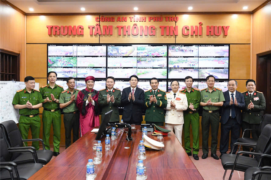 Chủ tịch nước Lương Cường cùng các đại biểu chụp ảnh lưu niệm.