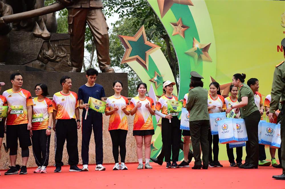 Đại diện Ban tổ chức Ngày chạy trao giải cho các đội tham gia thi.