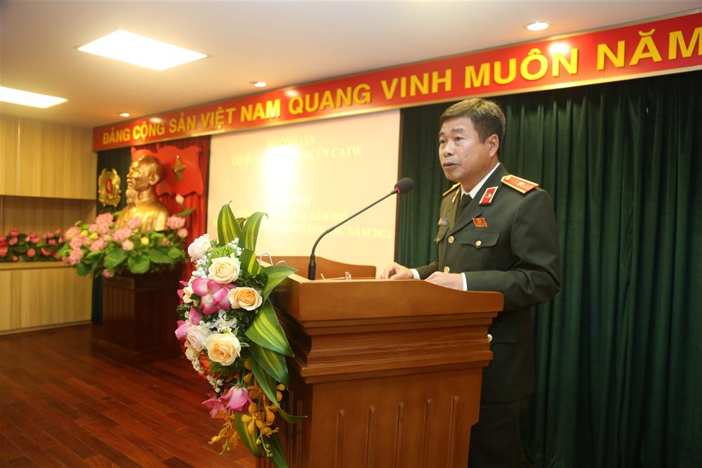 Thiếu tướng Lê Minh Hà, Phó Chủ nhiệm Thường trực, Thủ trưởng Cơ quan UBKT Đảng ủy CATW phát biểu tại Hội nghị.