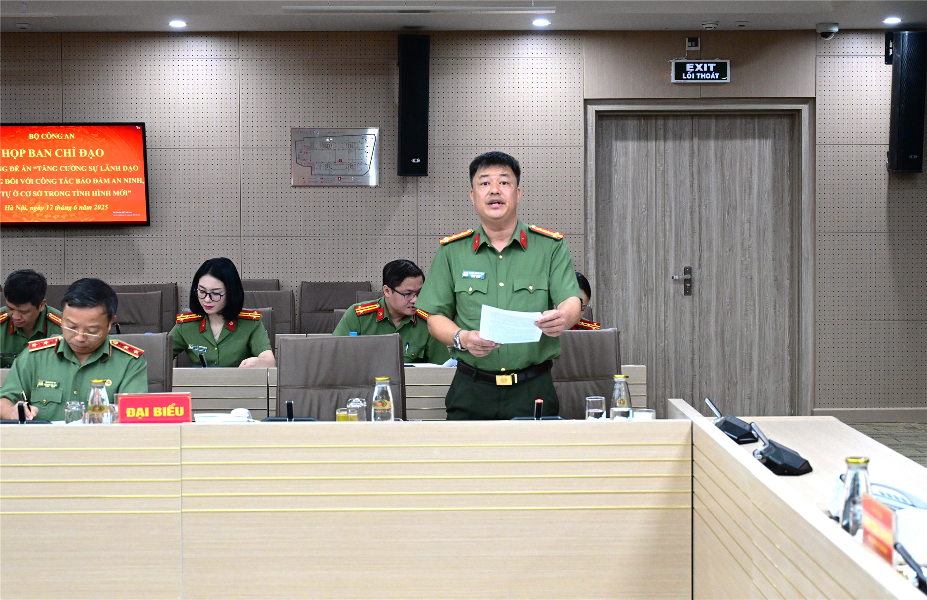 Đại tá Nguyễn Phong Thịnh, Phó Cục trưởng Cục Xây dựng phong trào bảo vệ An ninh Tổ quốc trình bày các nội dung báo cáo tại cuộc họp.