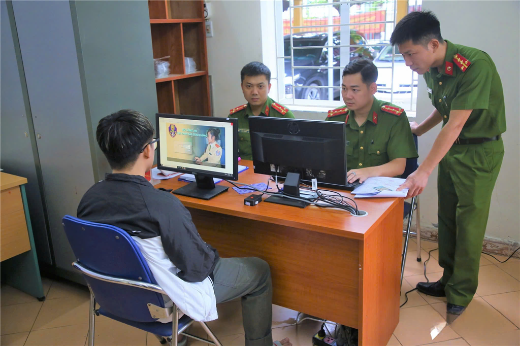 Công an các đơn vị, địa phương đang khẩn trương tổ chức tập huấn cấp thẻ sát hạch viên đảm bảo đủ số lượng, đáp ứng trình độ và tập huấn sử dụng phần mềm quản lý sát hạch, cấp giấy phép lái xe để đảm phục vụ nhân dân ngay khi tiếp nhận
