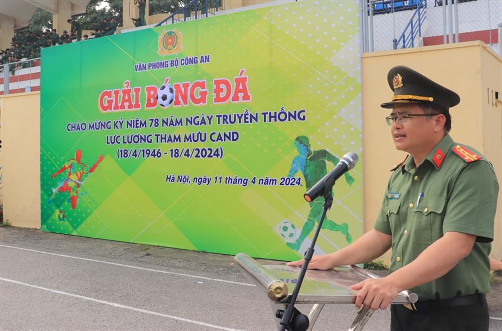 Đồng chí Đại tá Nguyễn Đức Huy, Phó Chánh Văn phòng Bộ phát biểu khai mạc giải bóng đá. 