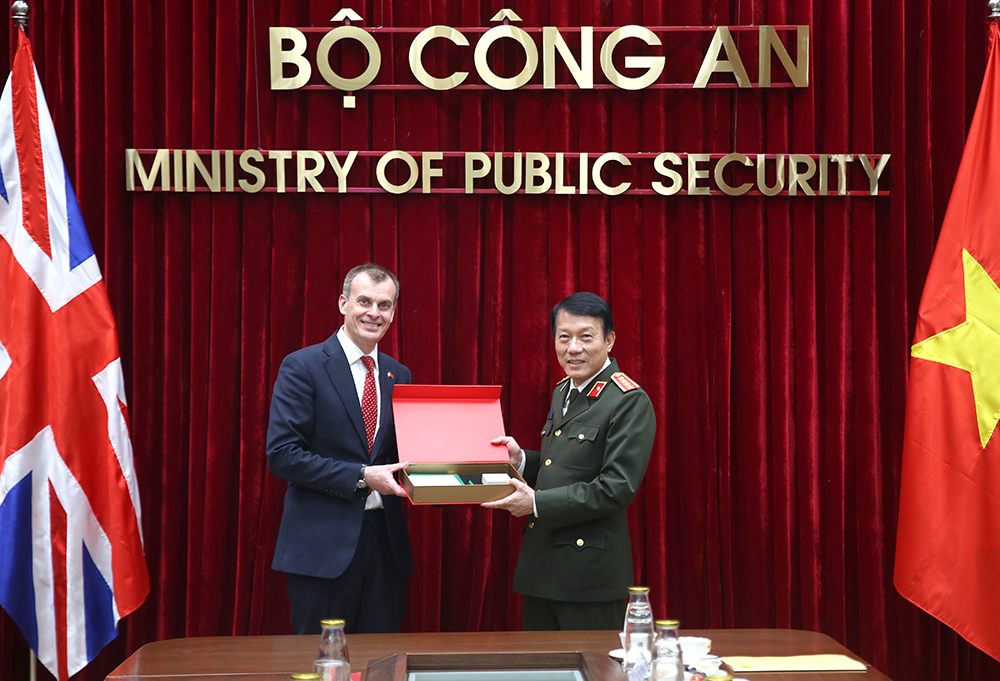 Ngài Simon Ridley trao quà lưu niệm của Nghị viện Vương quốc Anh tặng Bộ trưởng Lương Tam Quang.