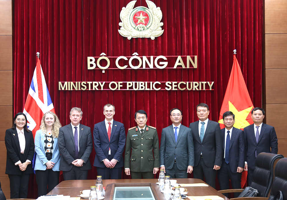 Bộ trưởng Lương Tam Quang và ngài Simon Ridle cùng các đại biểu.