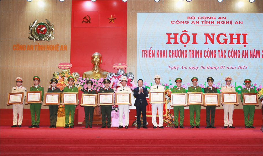 Thừa ủy quyền của Lãnh đạo Đảng, Nhà nước, đồng chí Nguyễn Đức Trung, Bí thư Tỉnh ủy trao Huân chương Chiến công hạng Ba cho đồng chí Trung tá Hà Huy Đức, Đội trưởng - Phòng Cảnh sát Hình sự; Bằng khen Thủ tướng cho 03 tập thể, 08 cá nhân.