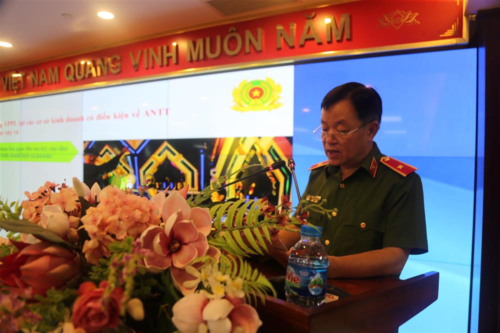 Thiếu tướng Phùng Đức Thắng, Phó Cục trưởng trình bày báo cáo tại Hội nghị.