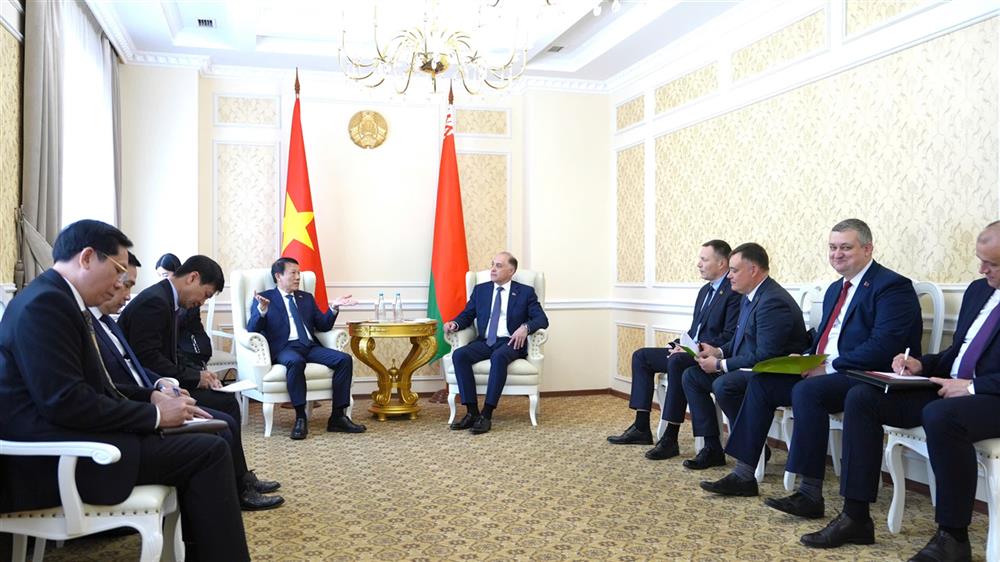 Bộ trưởng Lương Tam Quang và Thư ký Hội đồng An ninh Quốc gia Belarus Volfovich Aleksander Grigoryevich tại hội đàm.
