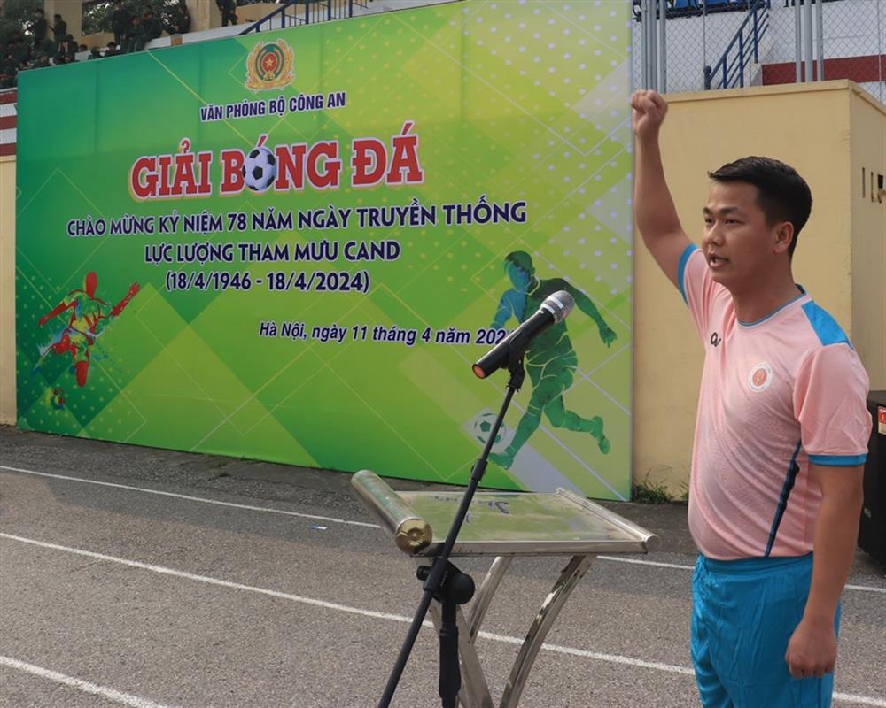 Đại diện các đội bóng tuyên thệ trước trận đấu.